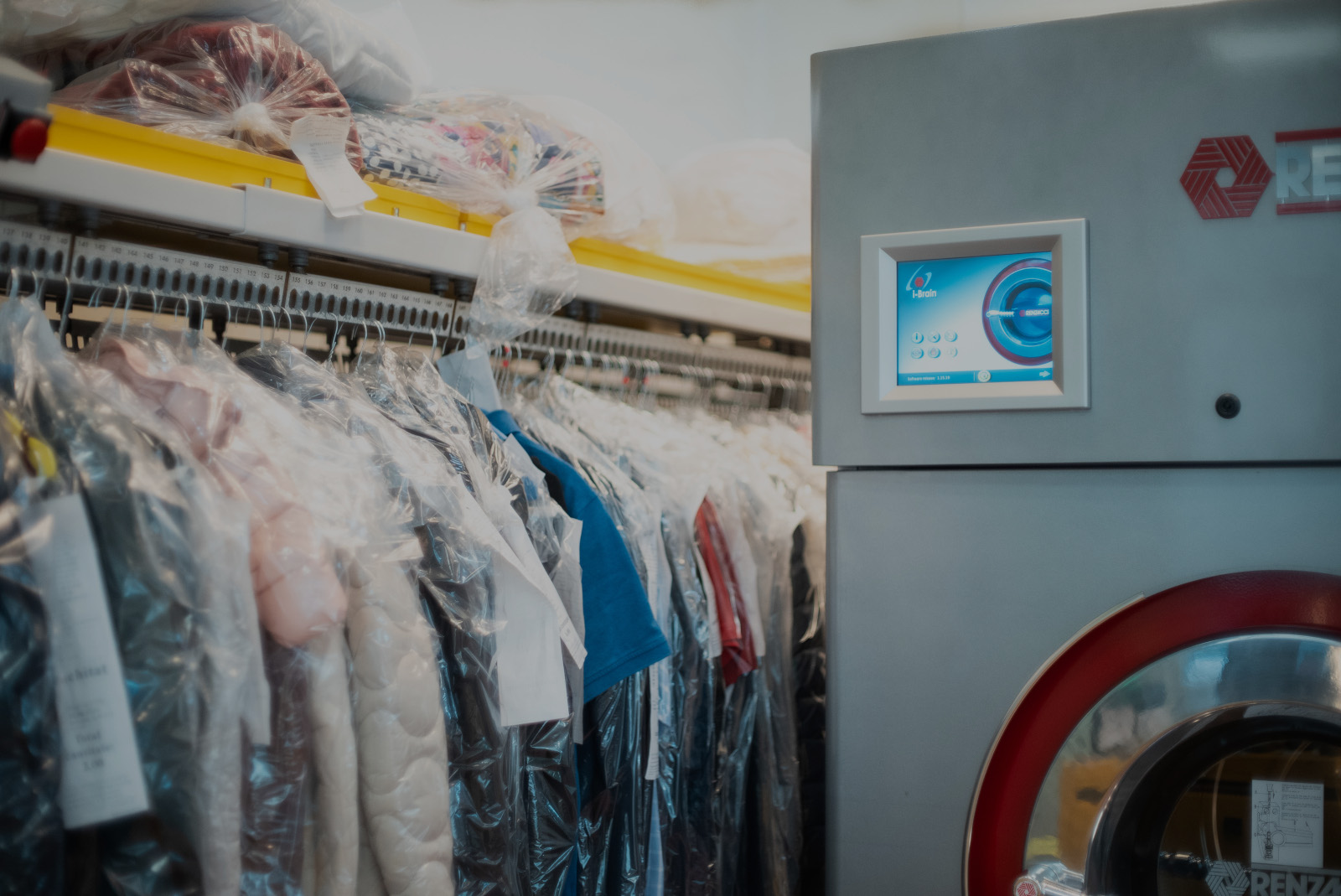 Interiorul unui centru Soft Clean cu utilaj profesional de curățare chimică Renzacci